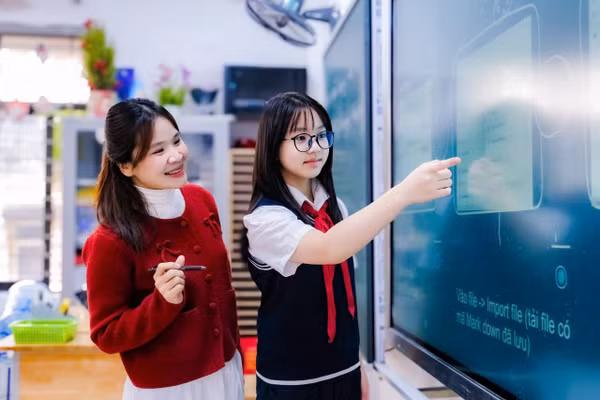 Cô trò Trường THCS Giảng Võ.