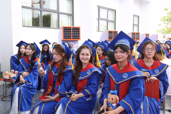 Sinh viên FBU hân hoan trong buổi lễ tốt nghiệp.