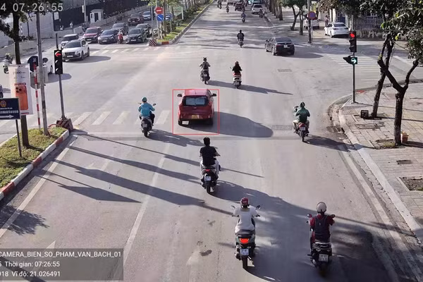 Camera AI ghi lại hình ảnh phương tiện trên phố Phạm Văn Bạch.