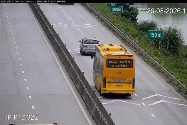 CSGT ghi hình trường hợp lái xe vi phạm không giữ khoảng cách trên cao tốc.
