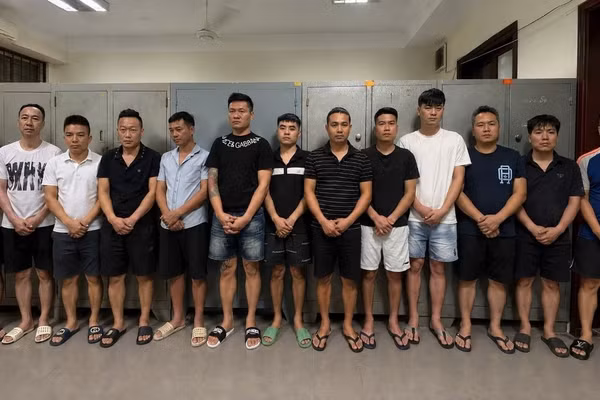 Các đối tượng bị bắt giữ tại cơ quan công an.