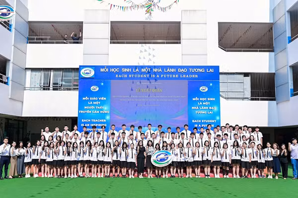 Hội đồng quản trị, Ban Giám hiệu nhà trường chụp ảnh cùng đội tuyển học sinh giỏi khối 12.