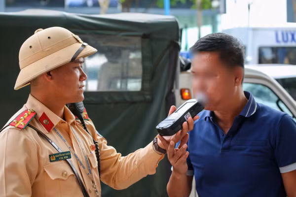 CSGT tăng cường tuần tra kiểm soát nồng độ cồn dịp nghỉ lễ 30/4 - 1/5.