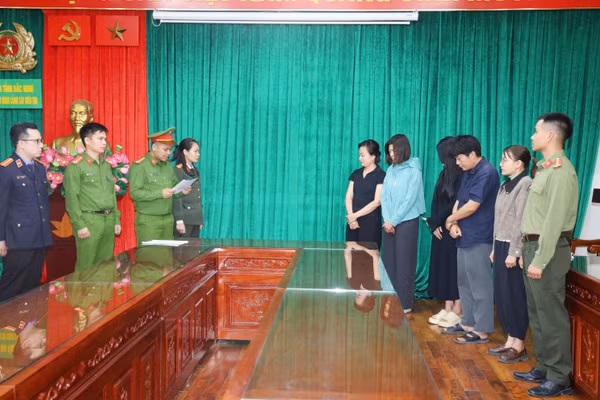 Cơ quan chức năng đọc quyết định khởi tố vụ án, khởi tố bị can và Lệnh bắt bị can để tạm giam.