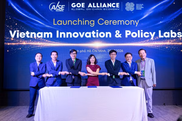 Đại diện MB cùng các đối tác tham gia Lễ ra mắt Vietnam Innovation & Policy Labs trong khuôn khổ VGIC 2026.