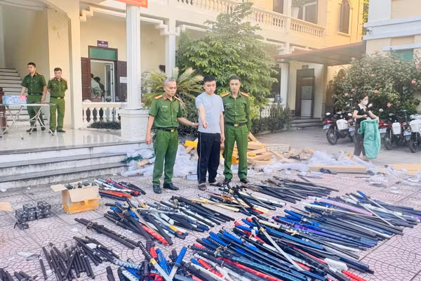 Ninh Văn Thanh và số vũ khí, công cụ hỗ trợ bị lực lượng công an thu giữ.