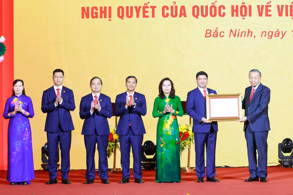 Tổng Bí thư, Chủ tịch nước Tô Lâm trao Nghị quyết của Quốc hội về thành lập TP Bắc Ninh.
