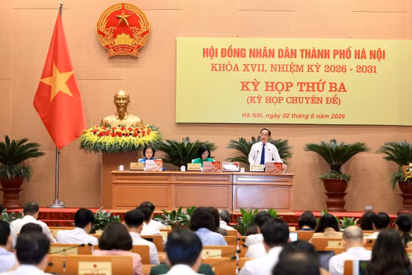 Phó Chủ tịch Thường HĐND TP Hà Nội Trần Thế Cương điều hành nội dung kỳ họp. (Ảnh: TT).