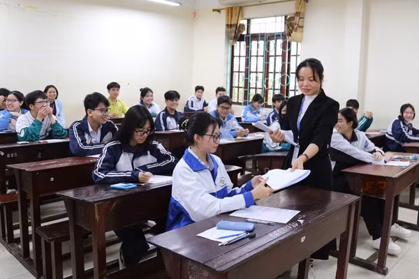 Thí sinh dự thi các môn tự luận.