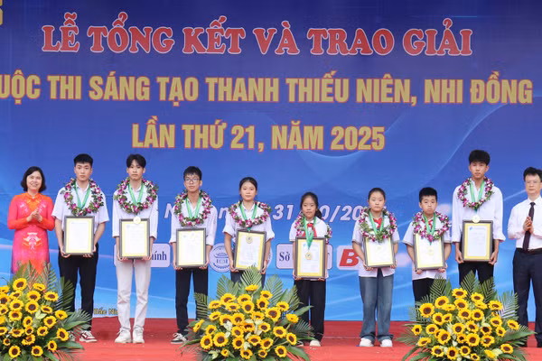 Ban tổ chức trao giải Nhất cho các tác giả, nhóm tác giả cuộc thi.