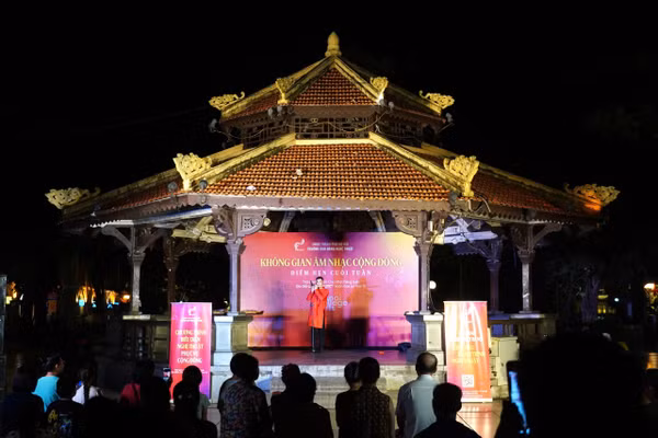 Mạch chương trình "Âm nhạc cộng đồng" được xây dựng theo chủ đề xuyên suốt về tình yêu Tổ quốc và niềm tự hào dân tộc.