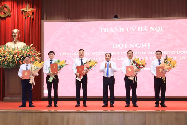 Bí thư Thành ủy Hà Nội Trần Đức Thắng trao quyết định về công tác cán bộ. (Ảnh: QT)