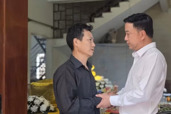 Ông Đinh Tiến Hải - Giám đốc Quỹ Bảo trợ trẻ em Việt Nam động viên, chia buồn cùng gia đình có học sinh bị đuối nước tại xã Sông Lô.