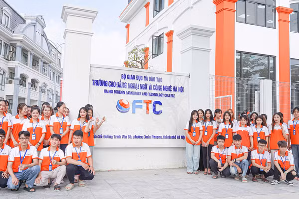 Sinh viên FTC cùng khuôn viên khu vực cổng trường.