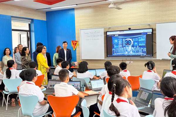 Ông Nguyễn Văn Hiền giao lưu cùng học sinh trường THCS Thành Công.