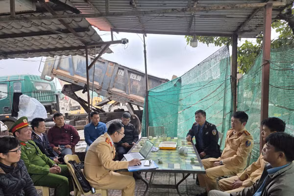 Tổ công tác liên ngành làm việc với đại diện bến bãi tập kết vật liệu xây dựng.