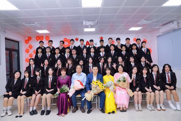 Đại diện Ban Giám hiệu, thầy cô giáo động viên học sinh lớp 9 trước kỳ thi (Ảnh TL).