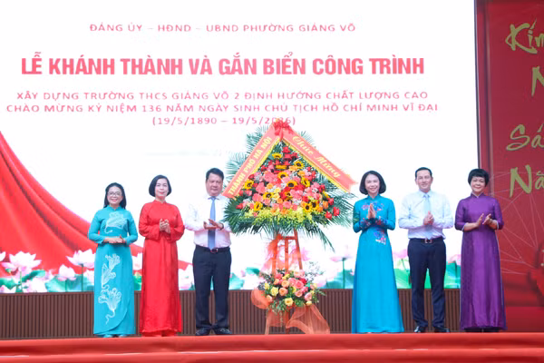 Lãnh đạo UBND TP Hà Nội tặng hoa chúc mừng phường Giảng Võ và Trường THCS Giảng Võ 2. 
