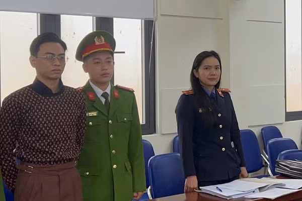 Nguyễn Văn Thiên (ngoài cùng bên trái) lúc bị bắt. Ảnh: CACC