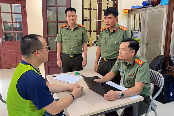 Lãnh đạo Công an tỉnh Bắc Ninh thẩm vấn bị can cầm đầu là Đinh Đức Phụng.