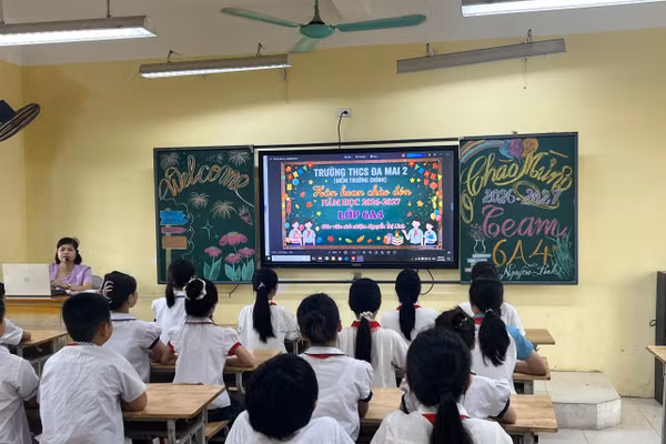Học sinh hân hoan trong ngày đầu năm học mới.