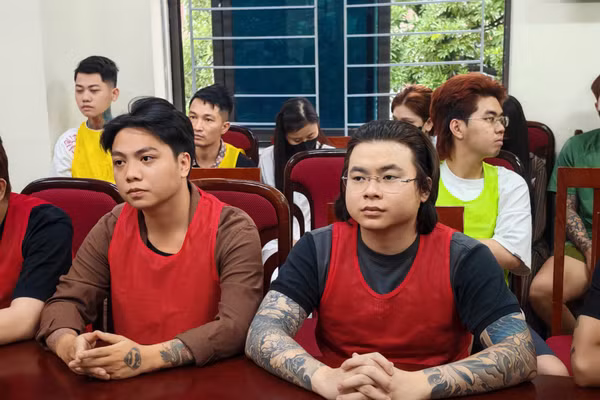Phạm Tuấn cùng đồng phạm bị khởi tố do đăng tải các video về giang hồ, bạo lực học đường. 