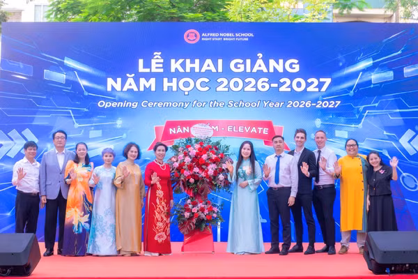 Nhà giáo Hoàng Thị Ngọc Mai cùng các đại biểu trong Lễ khai giảng.