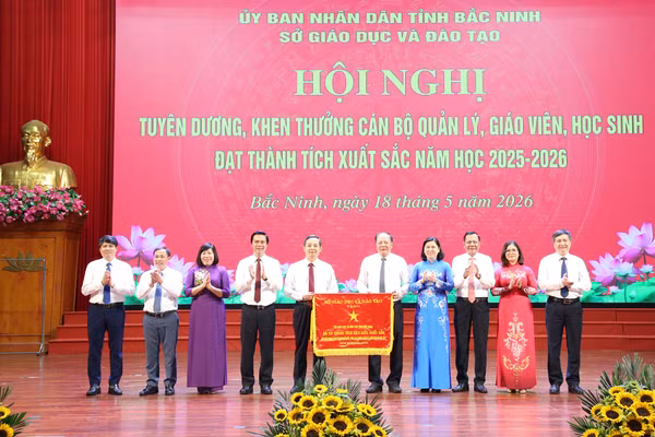 Lãnh đạo tỉnh Bắc Ninh trao Cờ thi đua của Bộ GD&ĐT tặng Sở GD&ĐT.