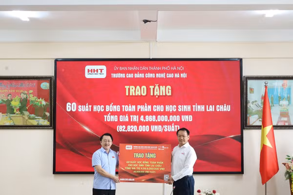 60 suất học bổng được trao cho đại diện đoàn công tác.