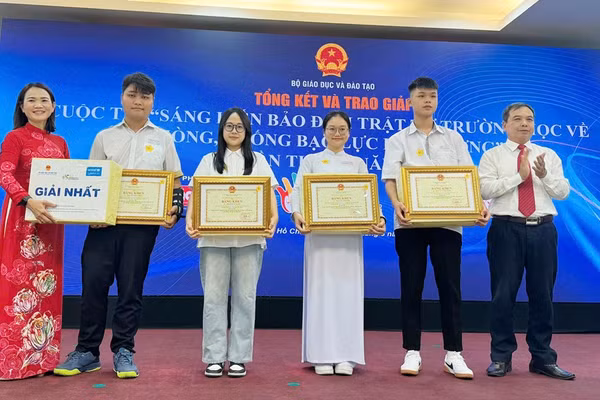 Đại diện Sở GD&ĐT Bắc Ninh chúc mừng các em học sinh đạt giải.