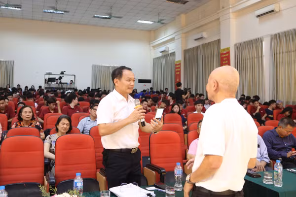 NGƯT.TS Phạm Xuân Khánh chia sẻ tại talkshow.