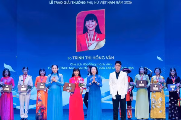 Bà Trịnh Thị Hồng Vân nhận giải thưởng Phụ nữ Việt Nam năm 2026.