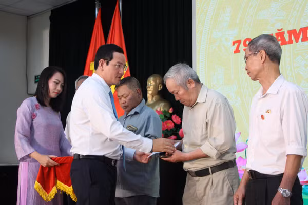 Lãnh đạo phường Giảng Võ tặng quà các gia đình chính sách tiêu biểu. Ảnh: TT