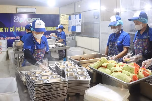 Đoàn kiểm tra công tác bảo đảm vệ sinh ATTP tại các cơ sở cung cấp suất ăn cho học sinh. Ảnh: TN.