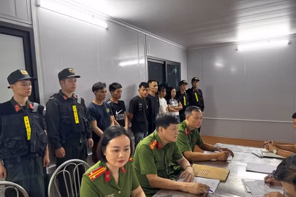 Cán bộ điều tra lấy lời khai của các bị can (Ảnh: CAND).