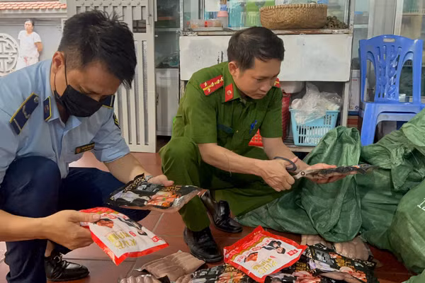 Lực lượng chức năng kiểm tra hàng hóa. Ảnh: TG