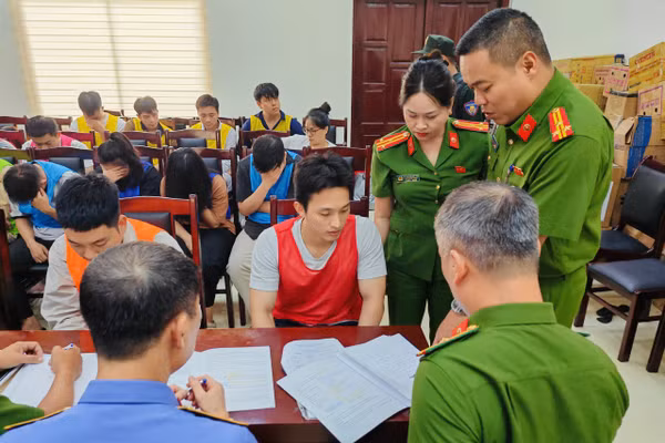 Cơ quan chức năng làm việc với các nghi phạm. Ảnh: TG