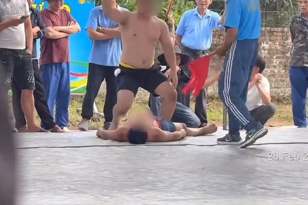 Sự việc khiến đô vật ngã gục ra sàn đấu. Ảnh chụp màn hình