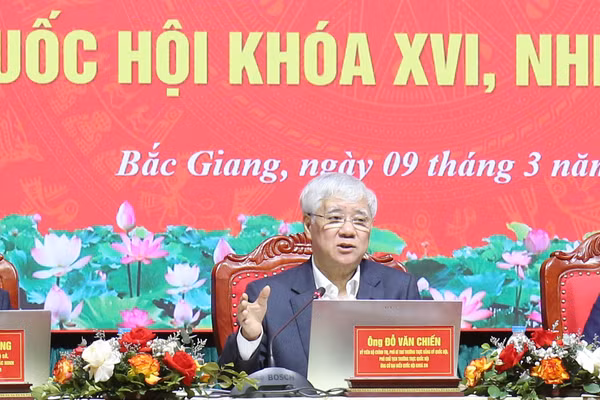 Ông Đỗ Văn Chiến trao đổi, tiếp thu ý kiến của cử tri.