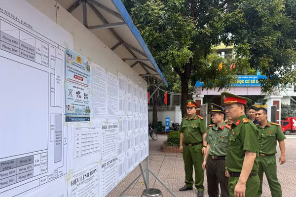 Công an phường Đông Ngạc bảo đảm ANTT kỳ thi tốt nghiệp THPT 2026.