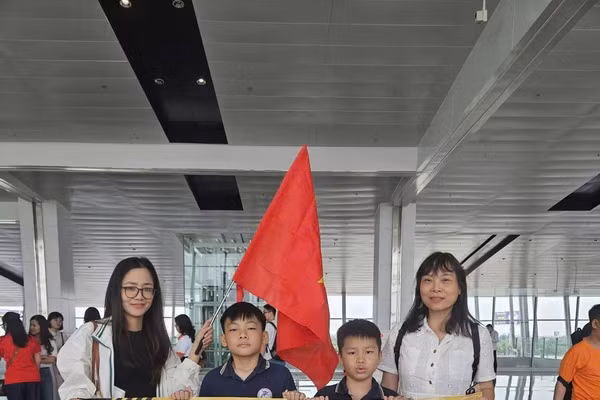 Học sinh Trường Tiểu học Nam Thành Công cùng cô giáo.