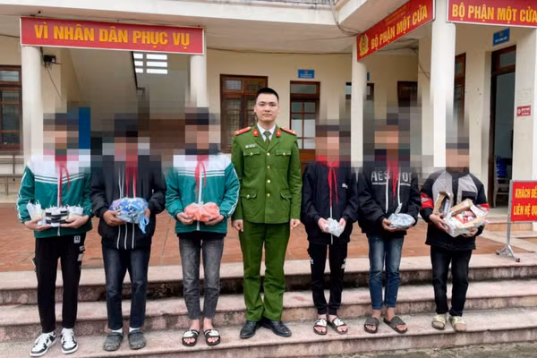 Học sinh tự giác giao nộp số pháo tự chế khi được Công an xã Yên Phúc tuyên truyền, nhắc nhở.