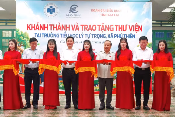 Đại biểu cắt băng khánh thành thư viện.