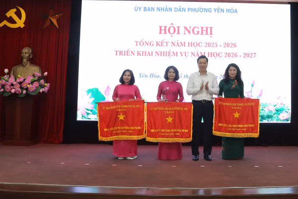 Thừa ủy quyền, ông Nguyễn Quốc Khánh, Bí thư Đảng ủy phường Yên Hòa trao Cờ thi đua TP Hà Nội cho các đơn vị. 