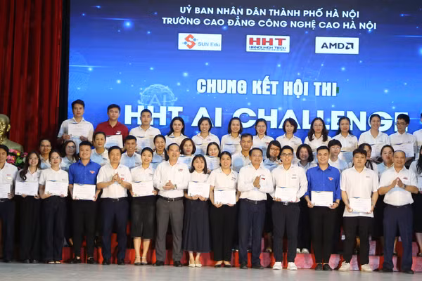 Lãnh đạo HHT chúc mừng các thí sinh tại chung kết cuộc thi.