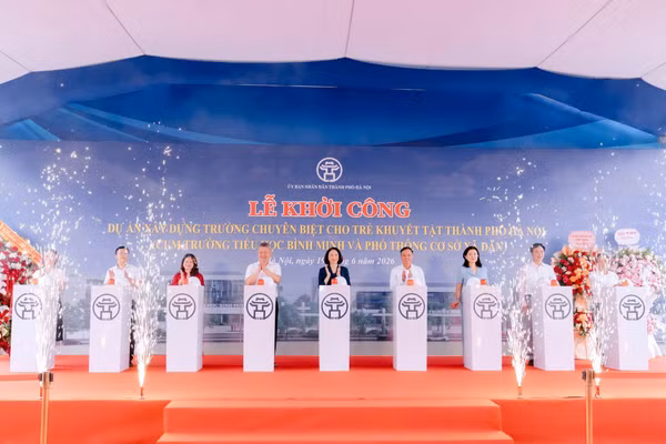 Phó Chủ tịch UBND TP Hà Nội Vũ Thu Hà cùng đại biểu bấm nút khởi công dự án. Ảnh: CTV.