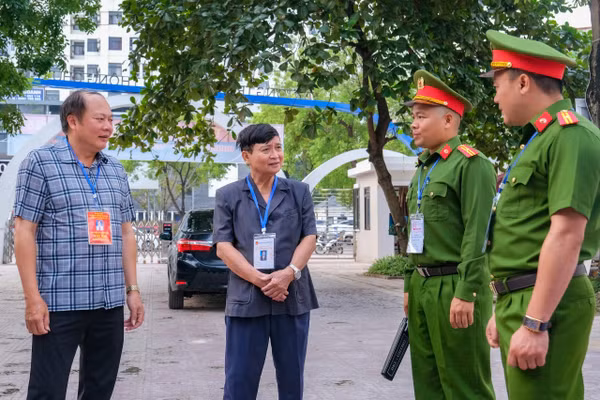 Ông Tạ Việt Hùng - Giám đốc Sở GD&ĐT Bắc Ninh (ngoài cùng bên trái) động viên lực lượng làm nhiệm vụ thi. 