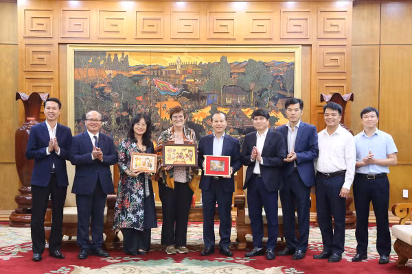 Lãnh đạo UBND tỉnh Bắc Ninh chụp ảnh lưu niệm với ông Veronique Blanquet cùng đoàn công tác.