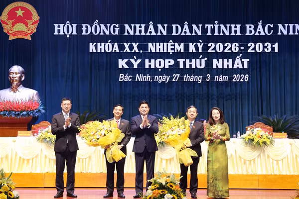 Lãnh đạo tỉnh Bắc Ninh chúc mừng hai cán bộ tái đắc cử chức danh Chủ tịch HĐND tỉnh và UBND tỉnh.