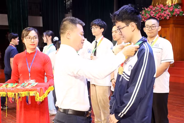 Ông Bạch Đăng Khoa - Phó Giám đốc Sở GD&ĐT Bắc Ninh trao Huy chương Vàng môn Toán cho thí sinh.